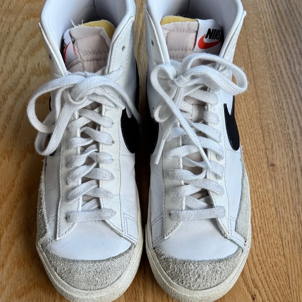 Nike White Sneakers with Black Accents - Picture 4 of 4